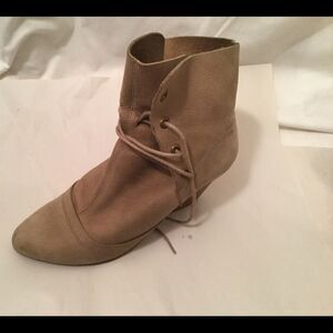 J SHOES  Women’s  US 7.5 M /38 Tan Leather lace up